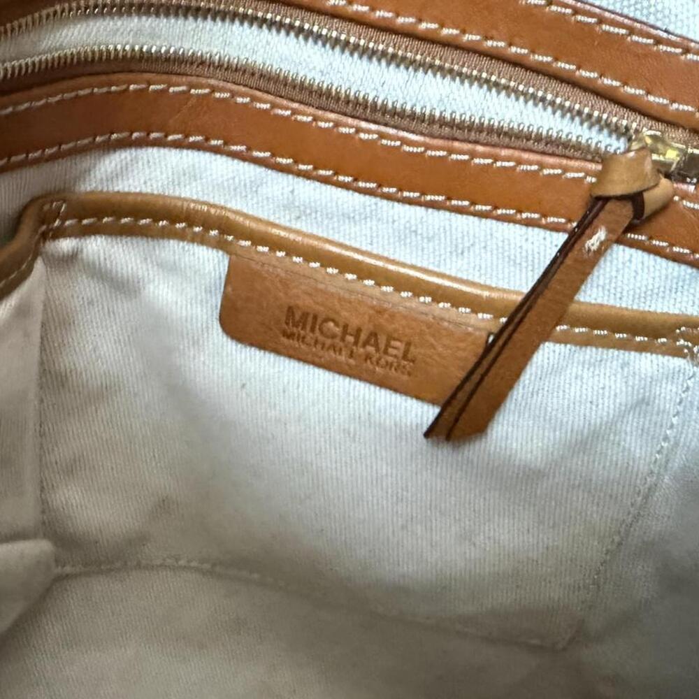 Classic HUGE Michael Kors Astor hobo bag in soft tan leather with signature gold - Picture 3 of 8